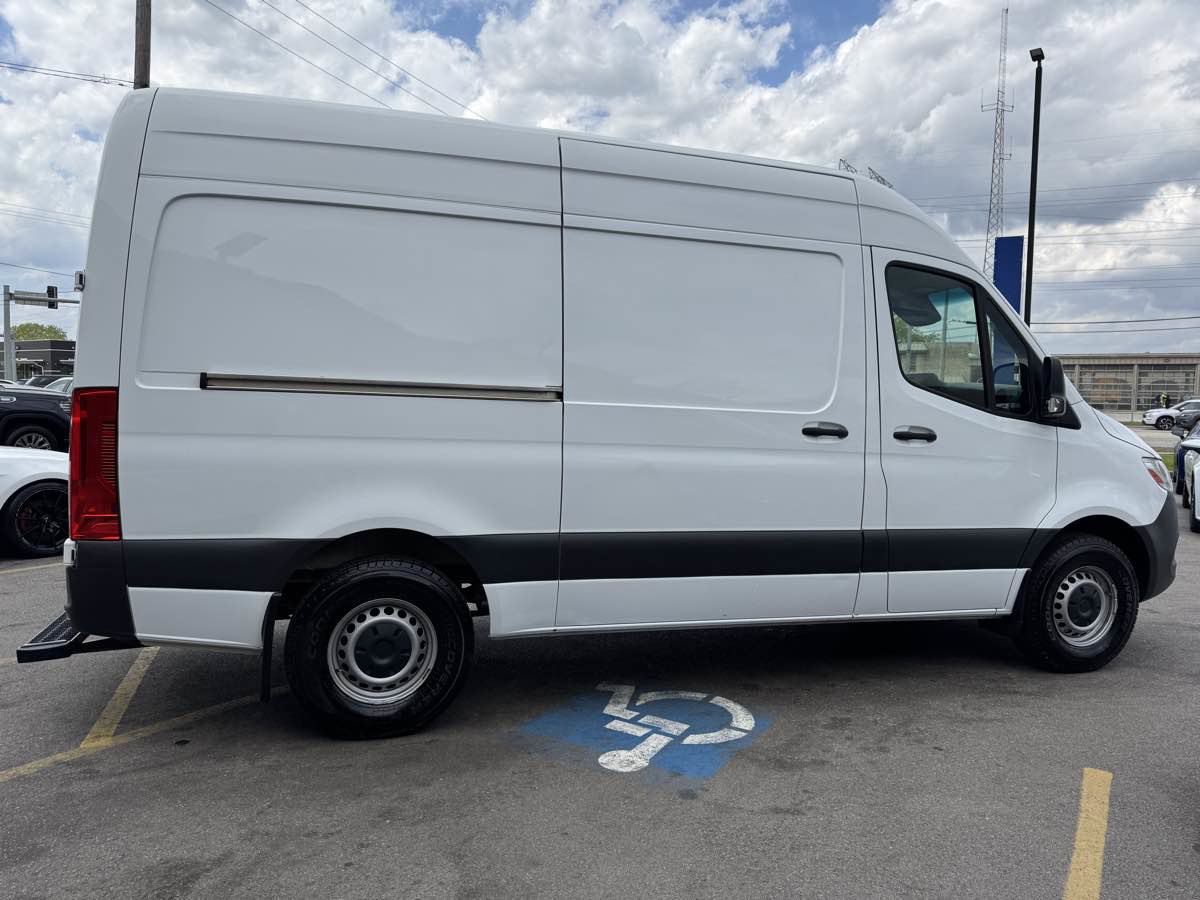 Used 2021 Freightliner Sprinter 2500 RWD image 4