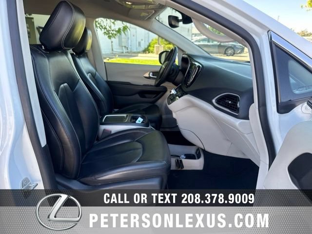 Used 2023 Chrysler Pacifica Touring-L FWD image 13