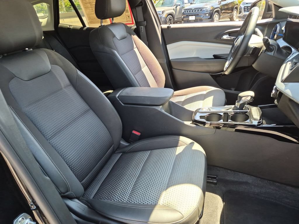 Used 2025 Chevrolet Trax LT w/ LT Convenience Package FWD image 31