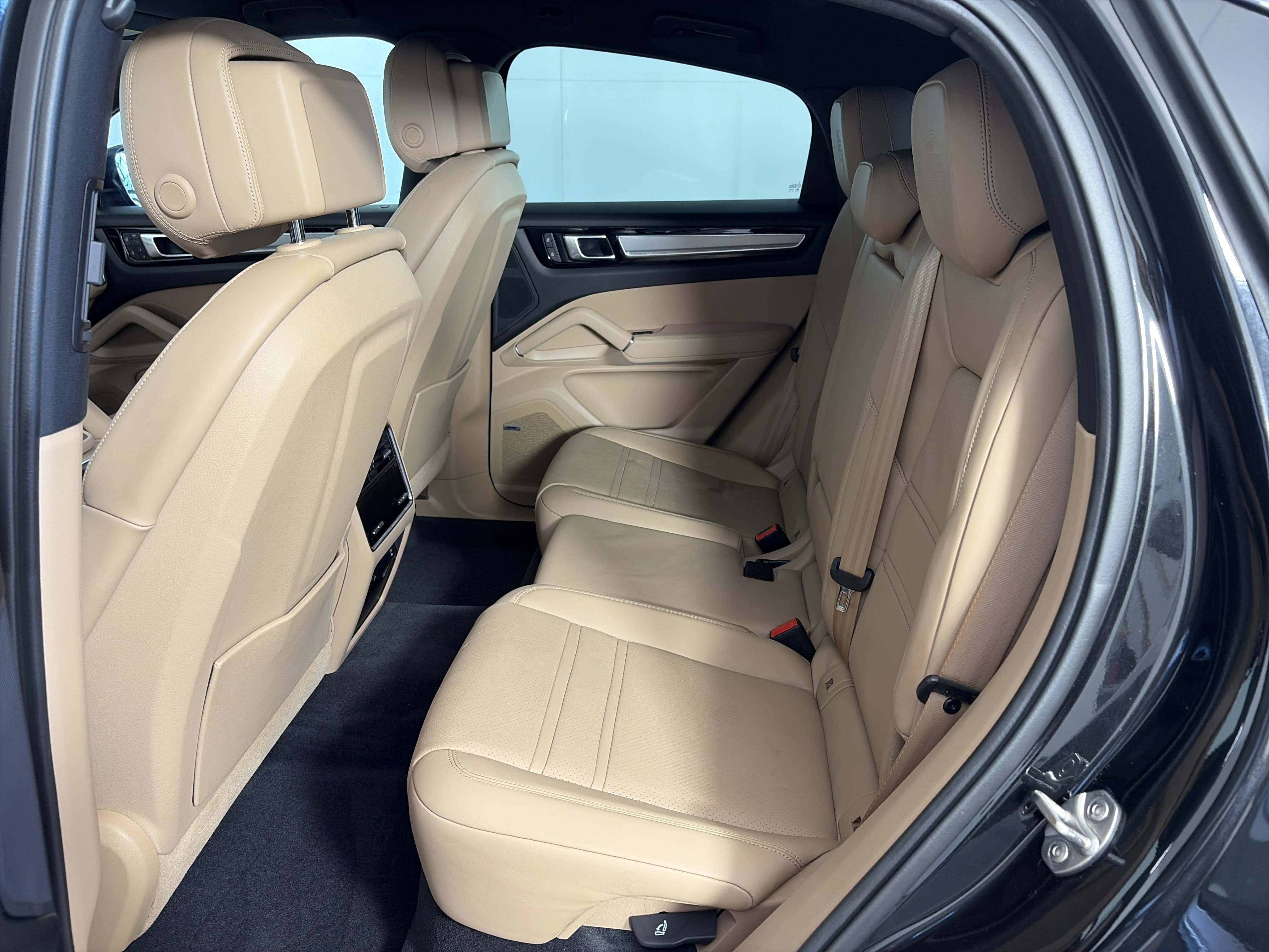 Used 2023 Porsche Cayenne Platinum Edition image 7