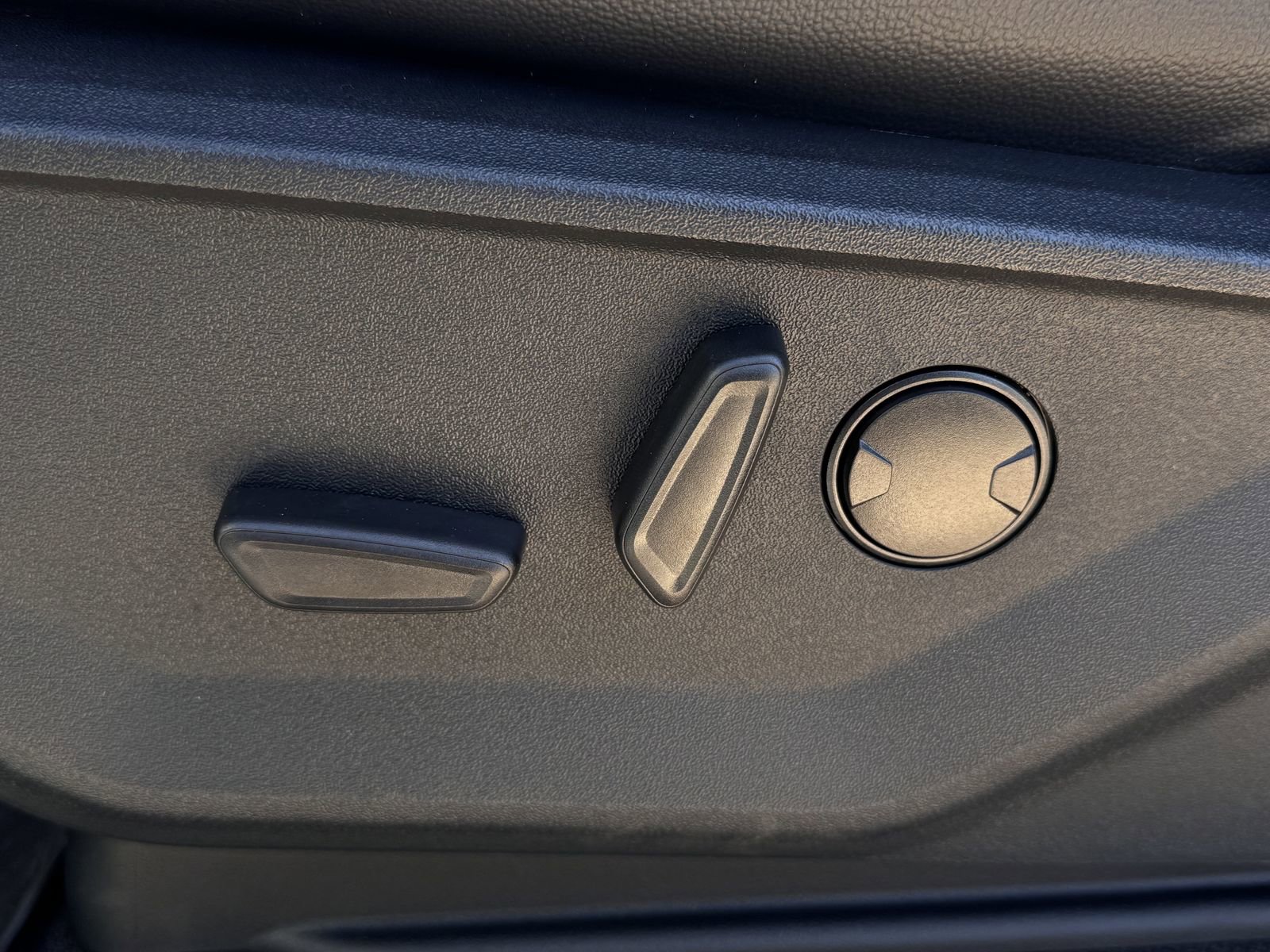 Used 2025 Ford F150 Lariat w/ Equipment Group 501A Mid image 27