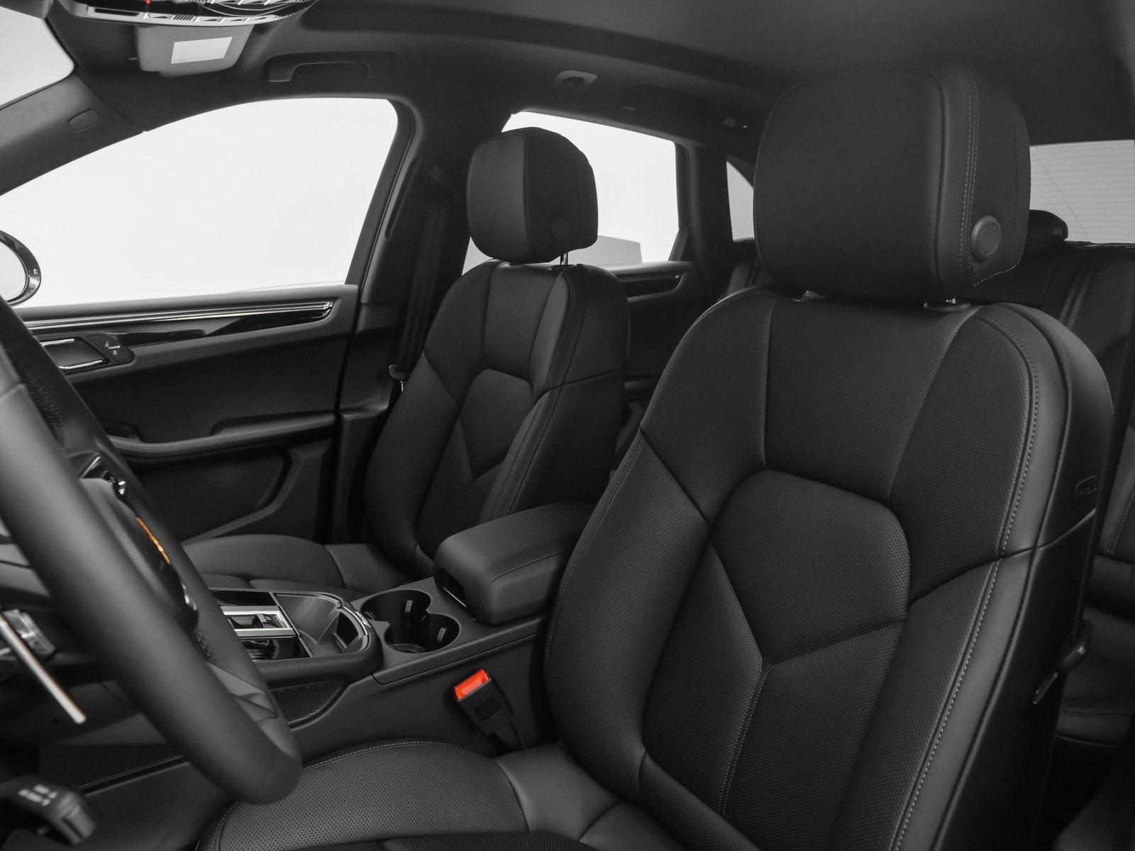 Certified 2025 Porsche Macan AWD/4WD image 35