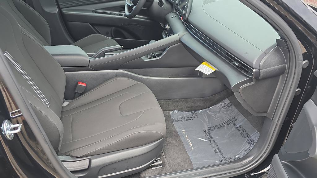 Certified 2025 Hyundai Elantra Sport FWD image 14