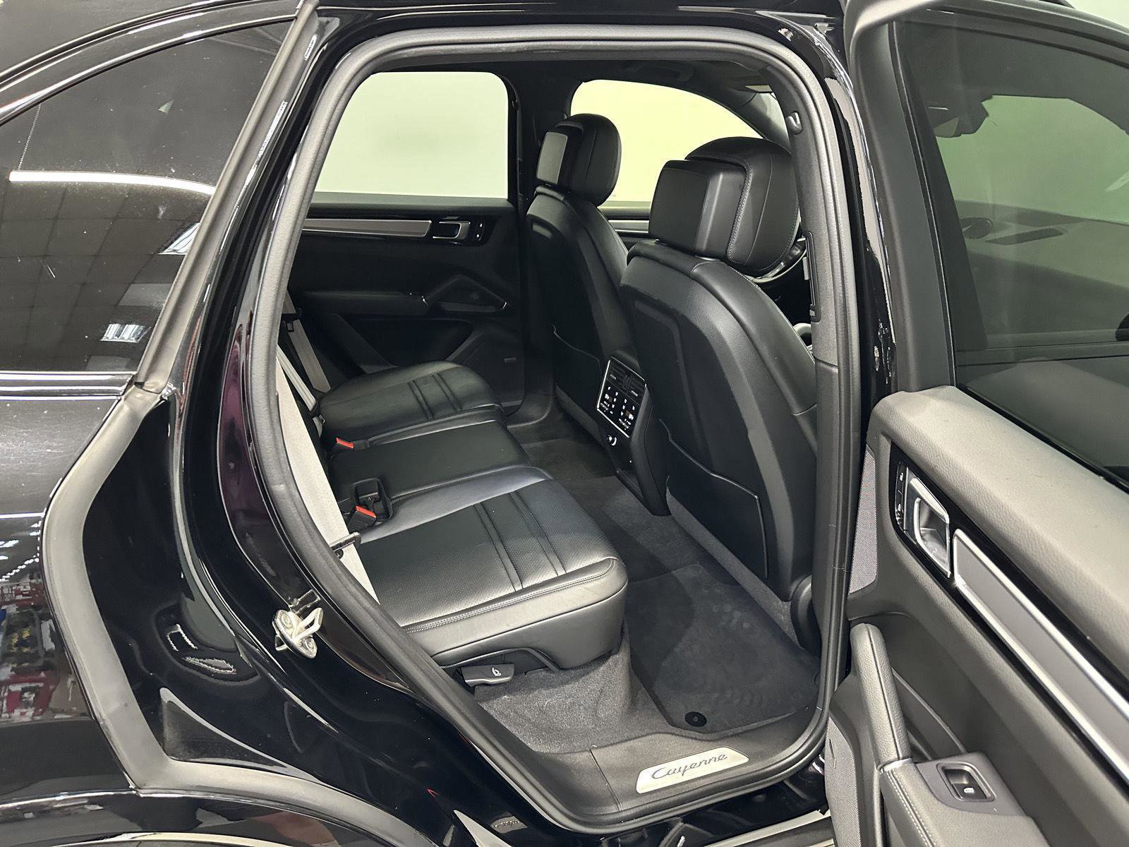 Used 2022 Porsche Cayenne Platinum Edition image 39