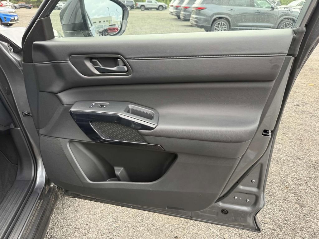 Used 2025 Nissan Pathfinder SV image 14