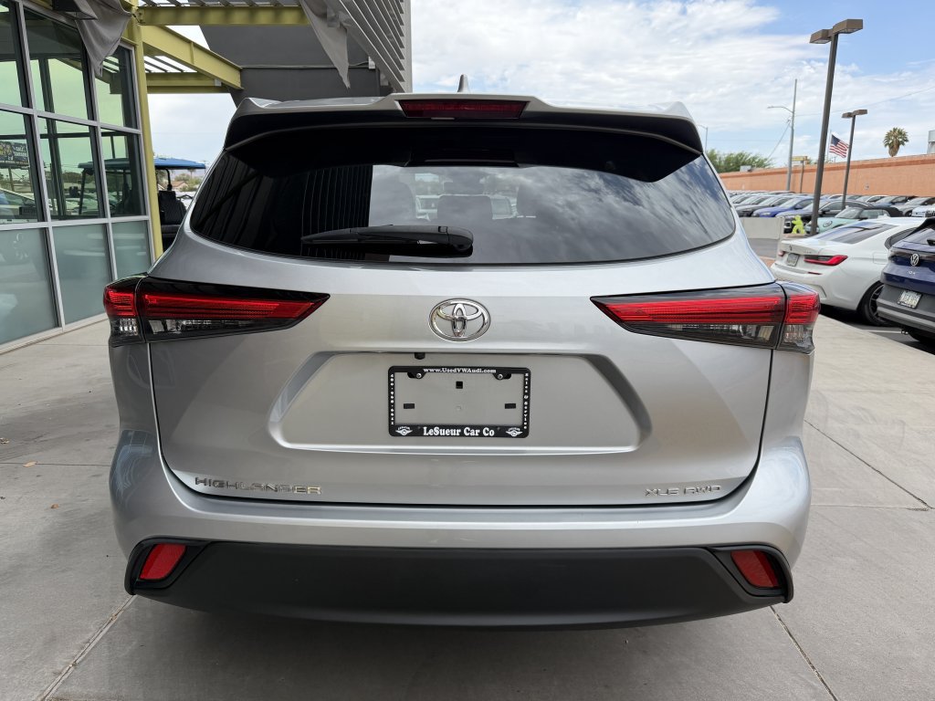 Used 2021 Toyota Highlander XLE AWD/4WD image 13
