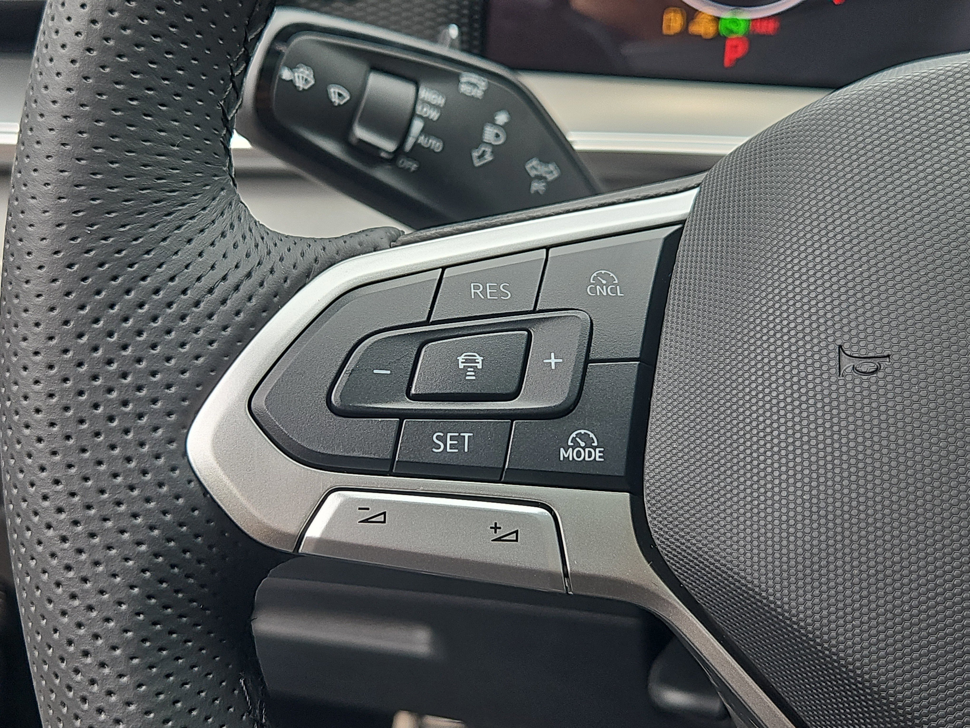New 2025 Volkswagen Tiguan SE R-Line image 14