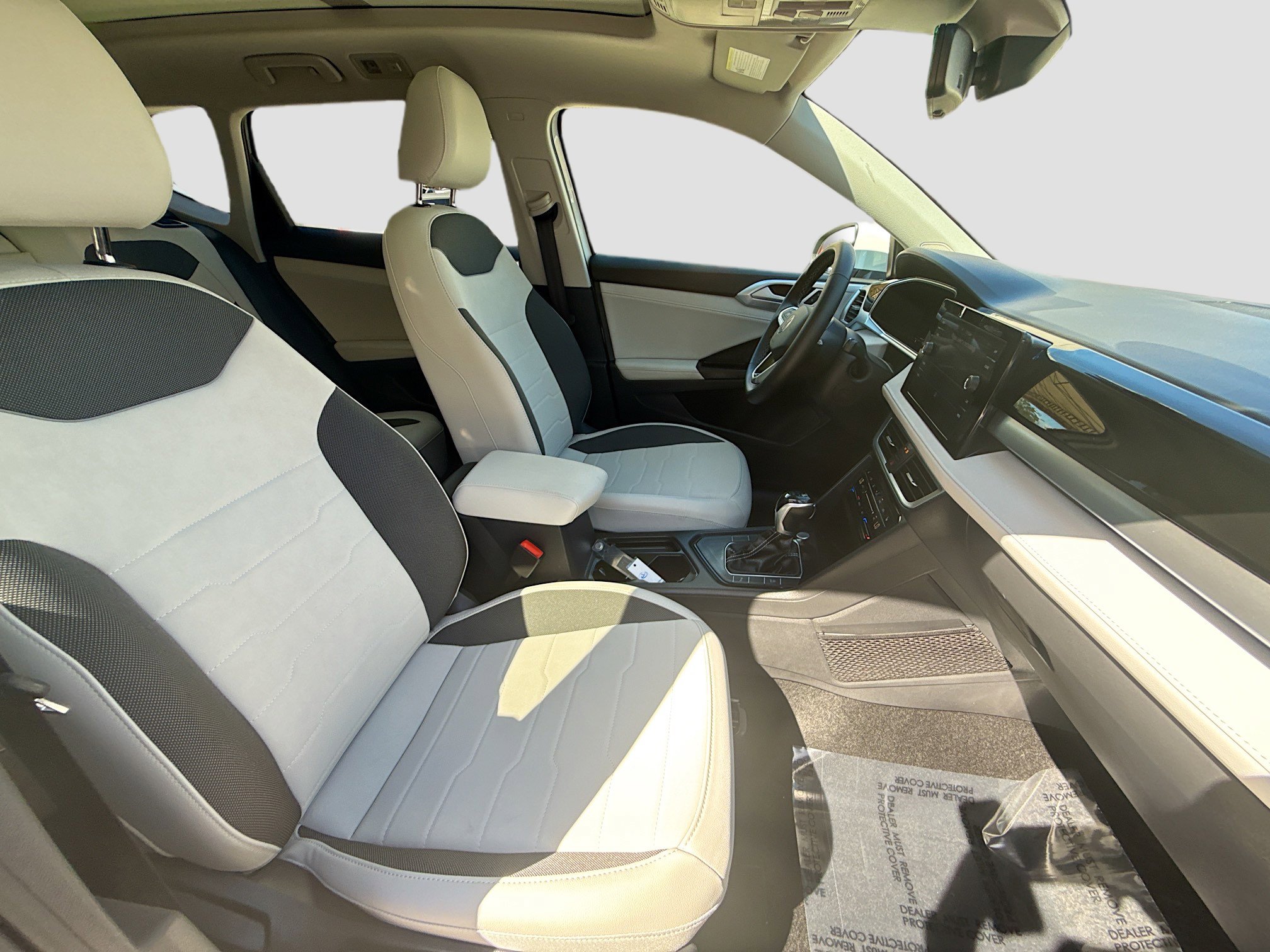 Used 2025 Volkswagen Taos SE image 33