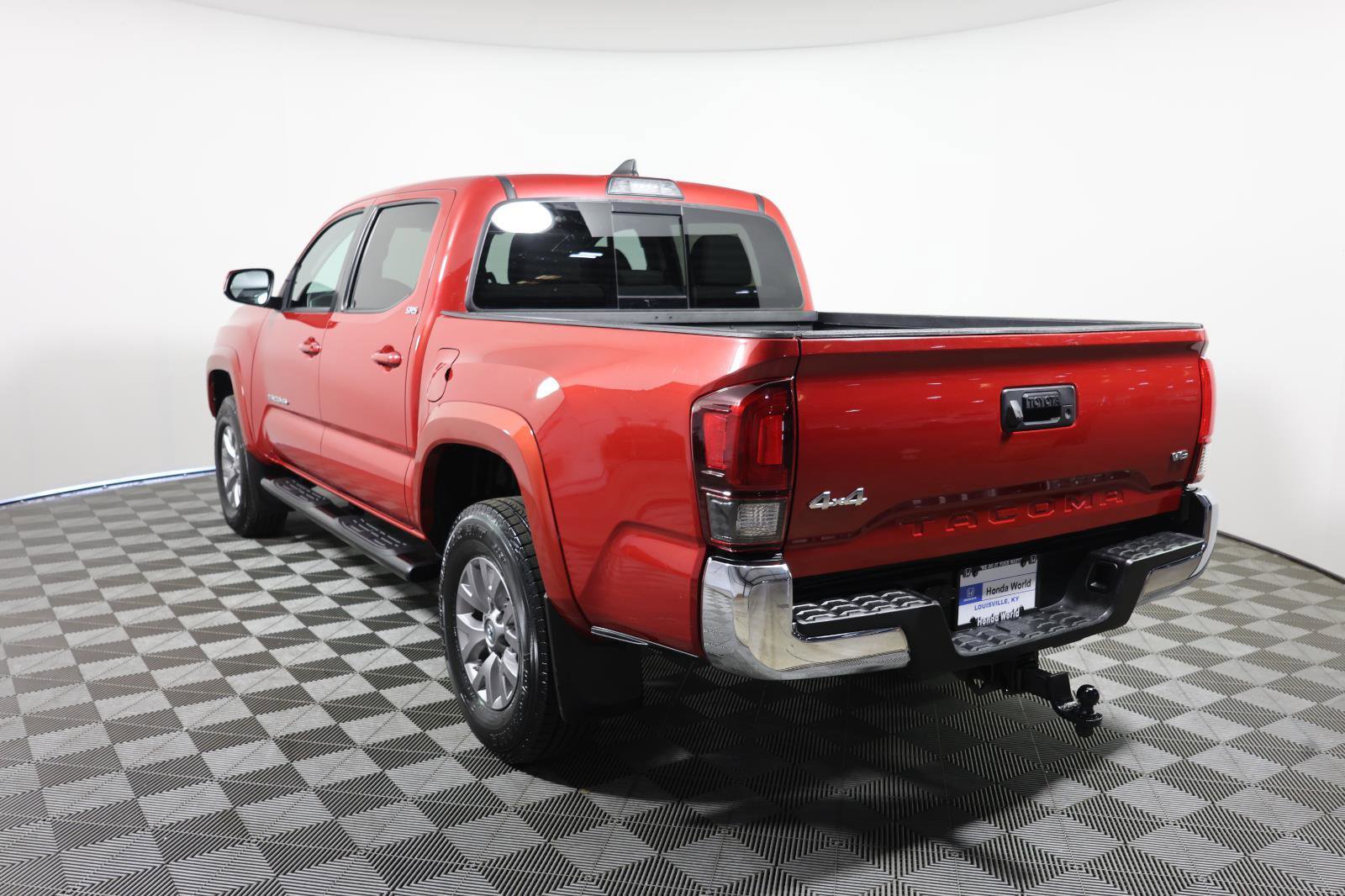Used 2018 Toyota Tacoma SR5 AWD/4WD image 7