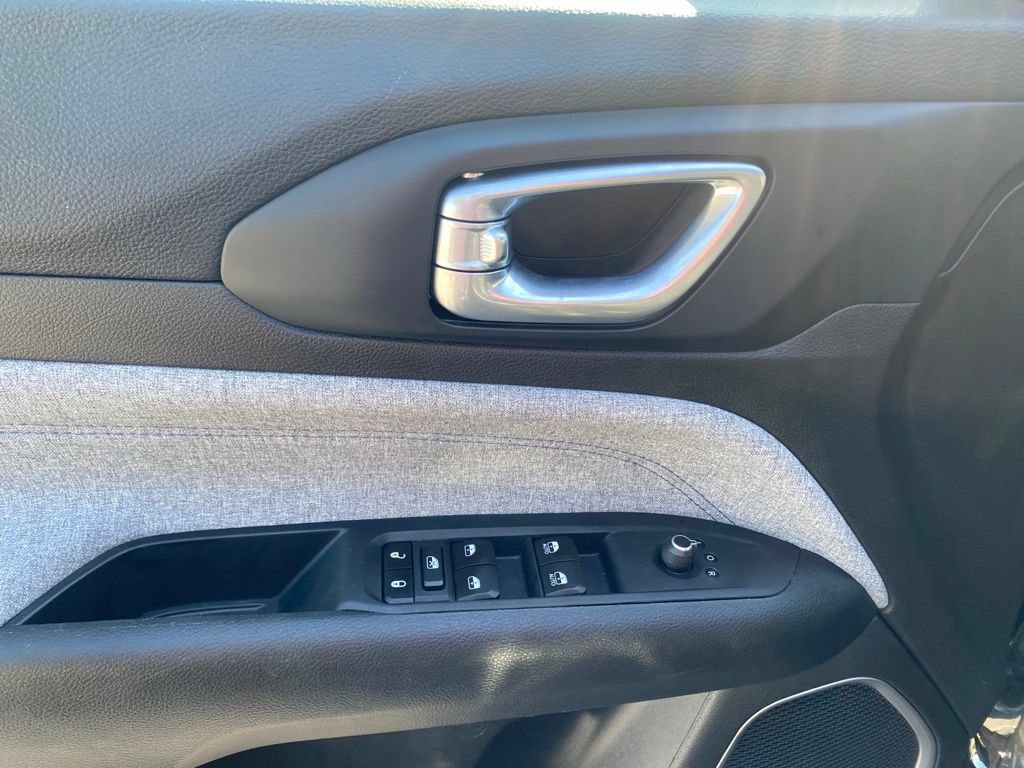 Used 2025 Jeep Compass Latitude w/ Sun & Sound Group AWD/4WD image 13