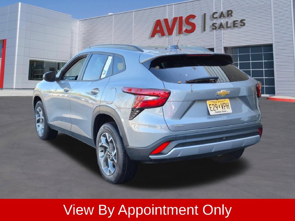 Used 2025 Chevrolet Trax LT w/ LT Convenience Package FWD image 9