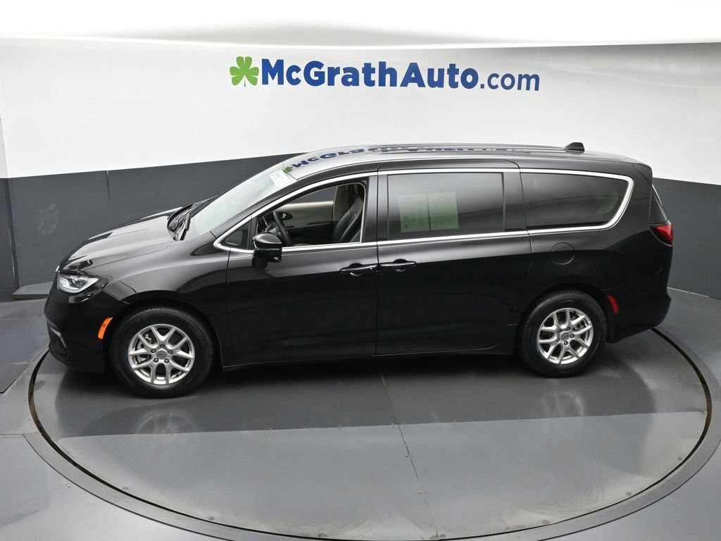 Used 2024 Chrysler Pacifica Touring-L image 21