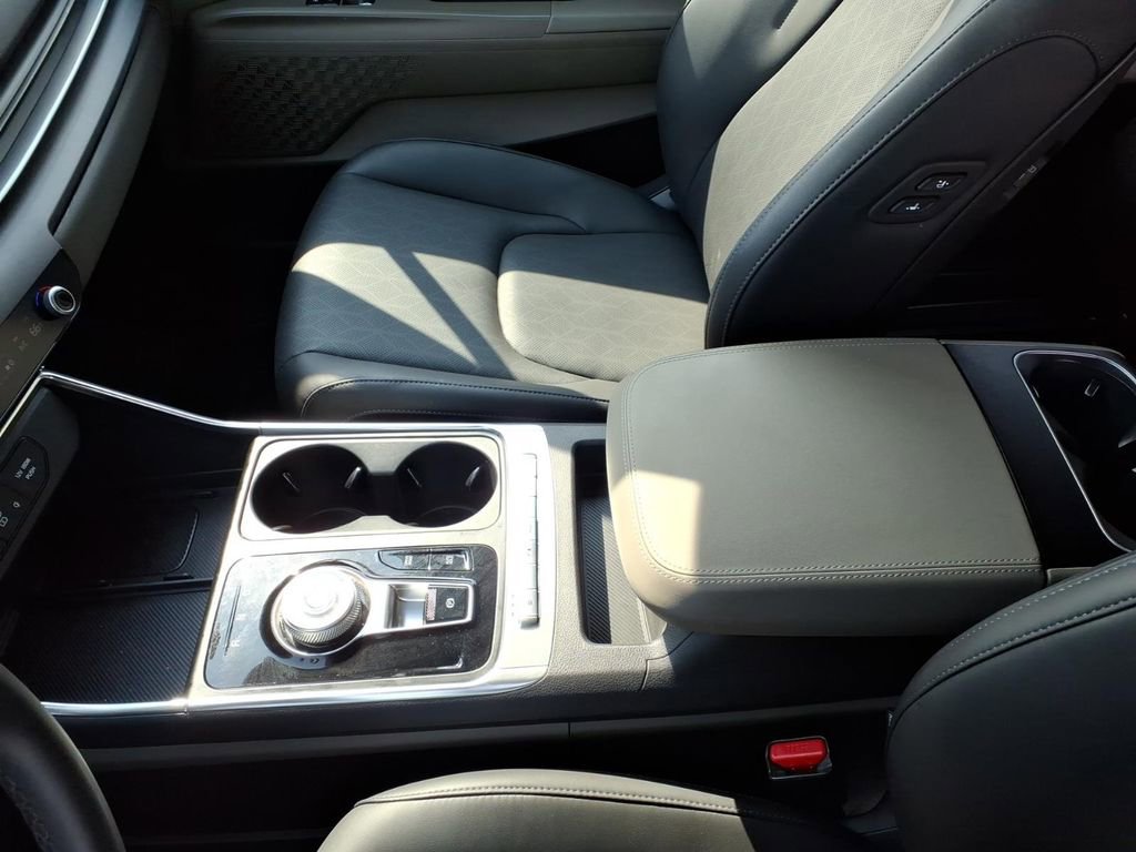 Used 2025 Kia Carnival EX image 14