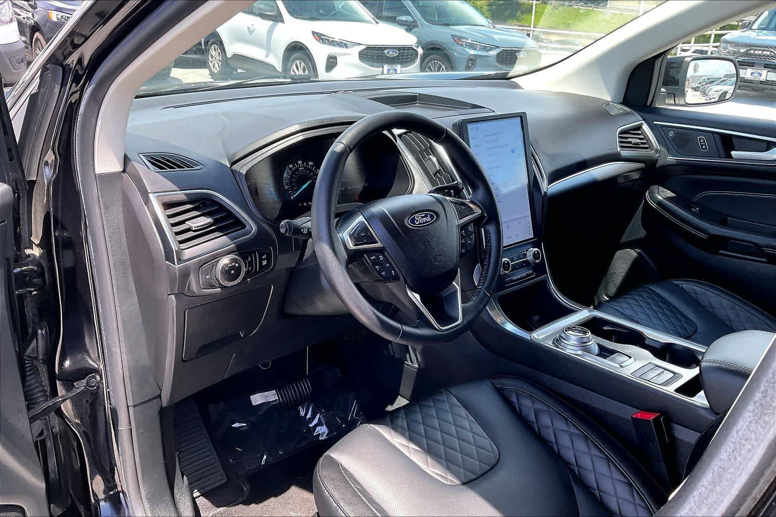 Used 2024 Ford Edge Titanium w/ Equipment Group 301A AWD/4WD image 2