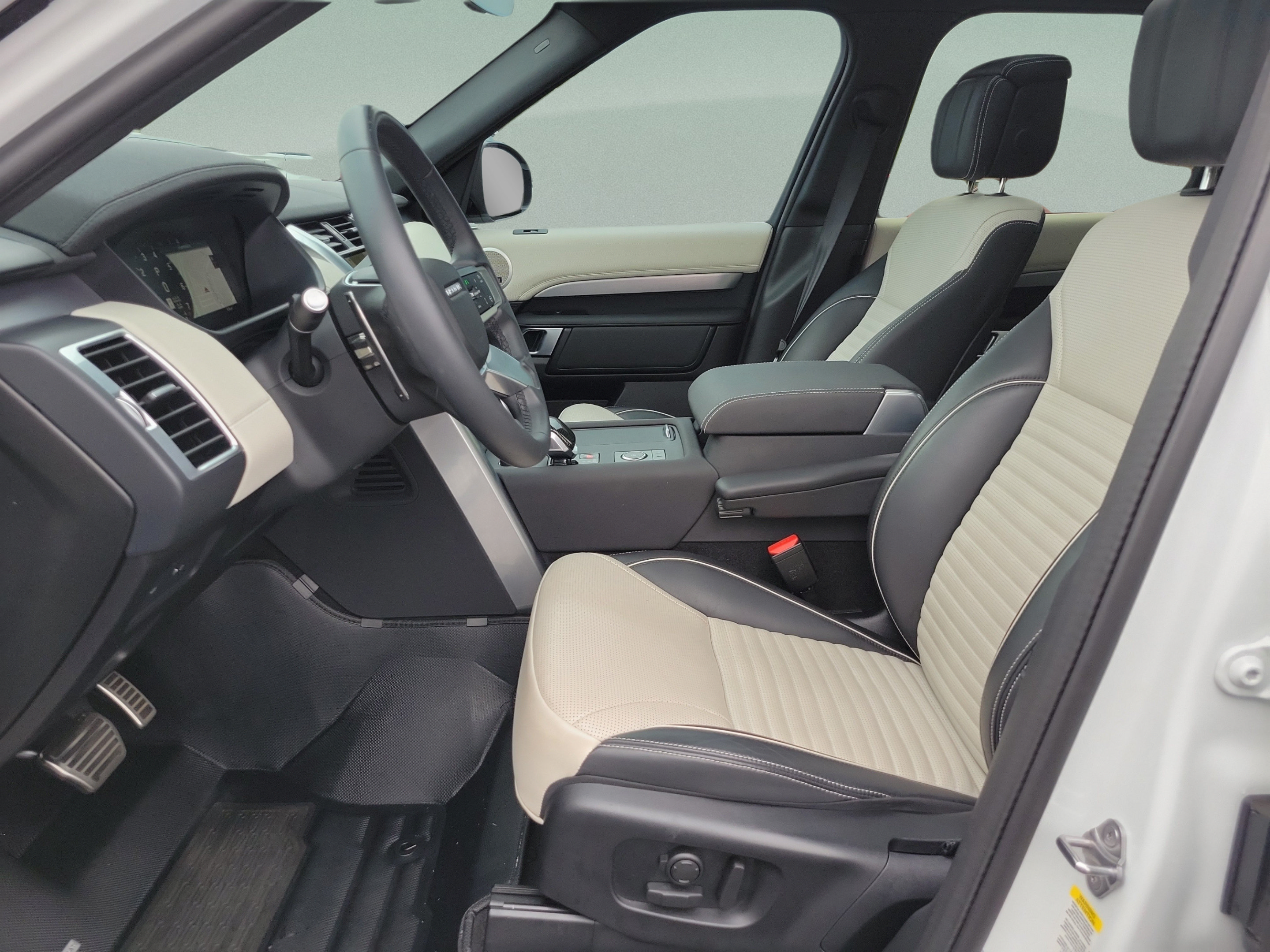 Used 2024 Land Rover Discovery Dynamic SE AWD/4WD image 16