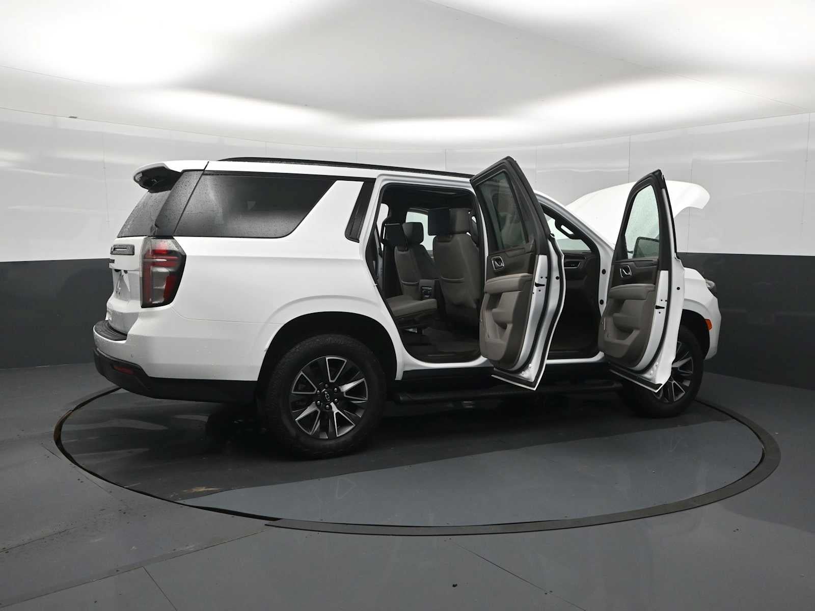 Used 2023 Chevrolet Tahoe Z71 w/ Luxury Package AWD/4WD image 28
