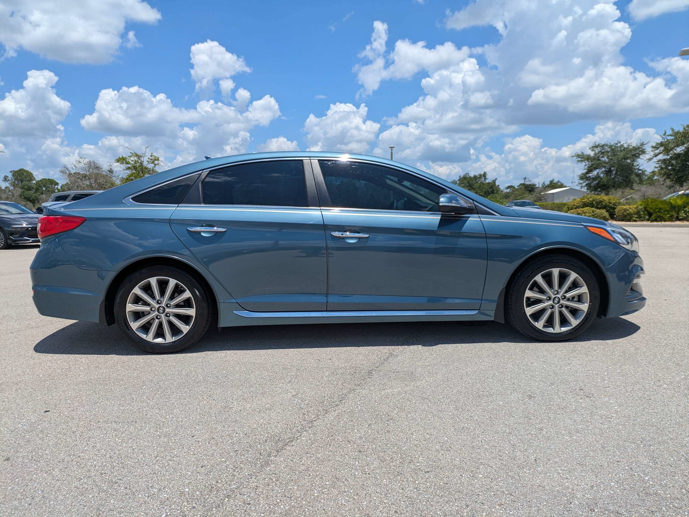 Used 2017 Hyundai Sonata Limited w/ Ultimate Package 04 FWD image 4