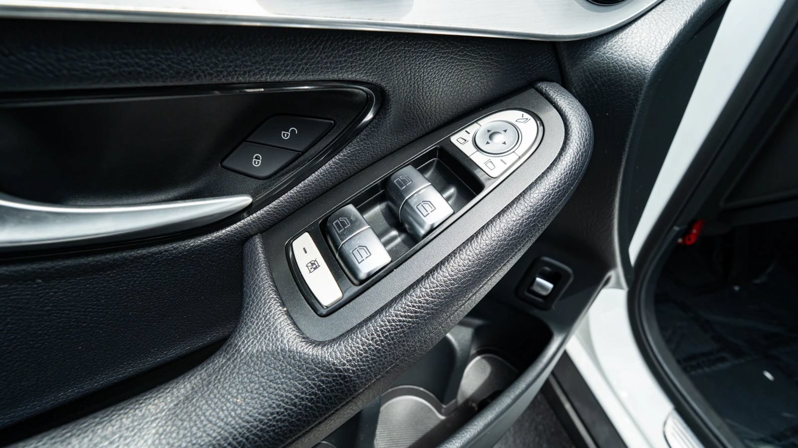 Used 2019 Mercedes-Benz GLC 300 4MATIC w/ Premium Package image 37