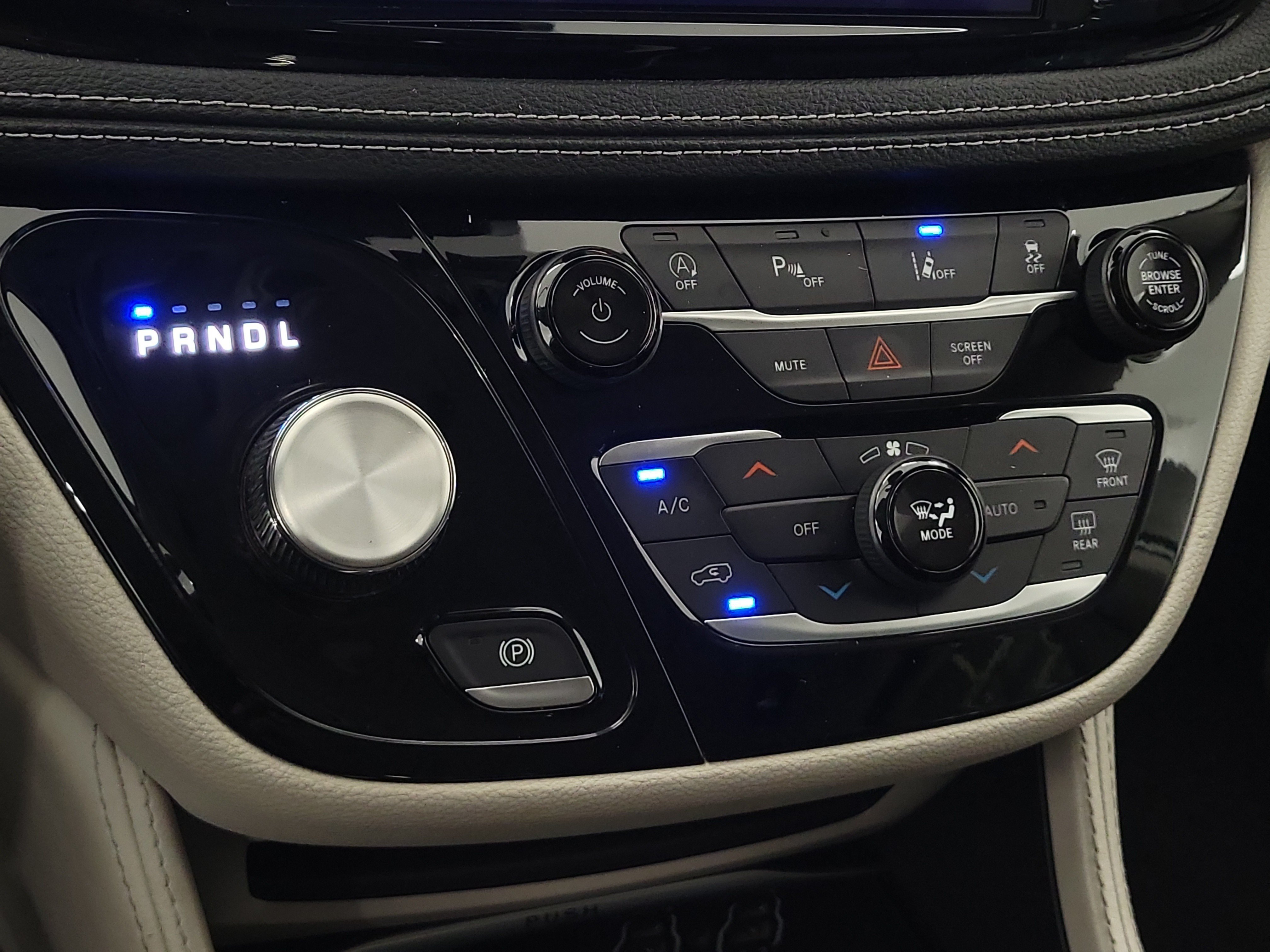 Used 2023 Chrysler Pacifica Limited FWD image 19