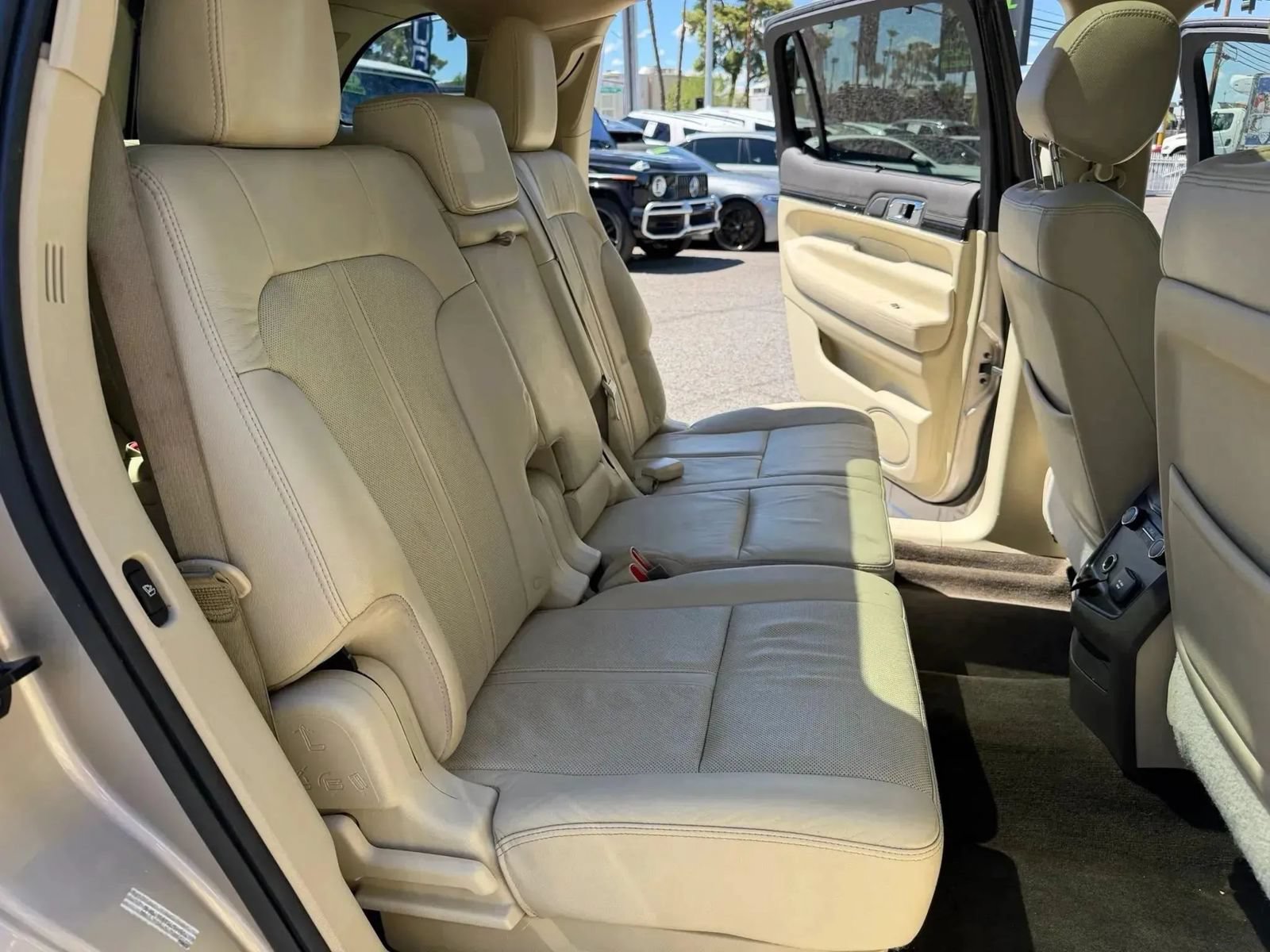 Used 2017 Lincoln MKT AWD image 18