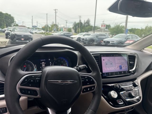 Used 2023 Chrysler Pacifica Touring-L FWD image 19