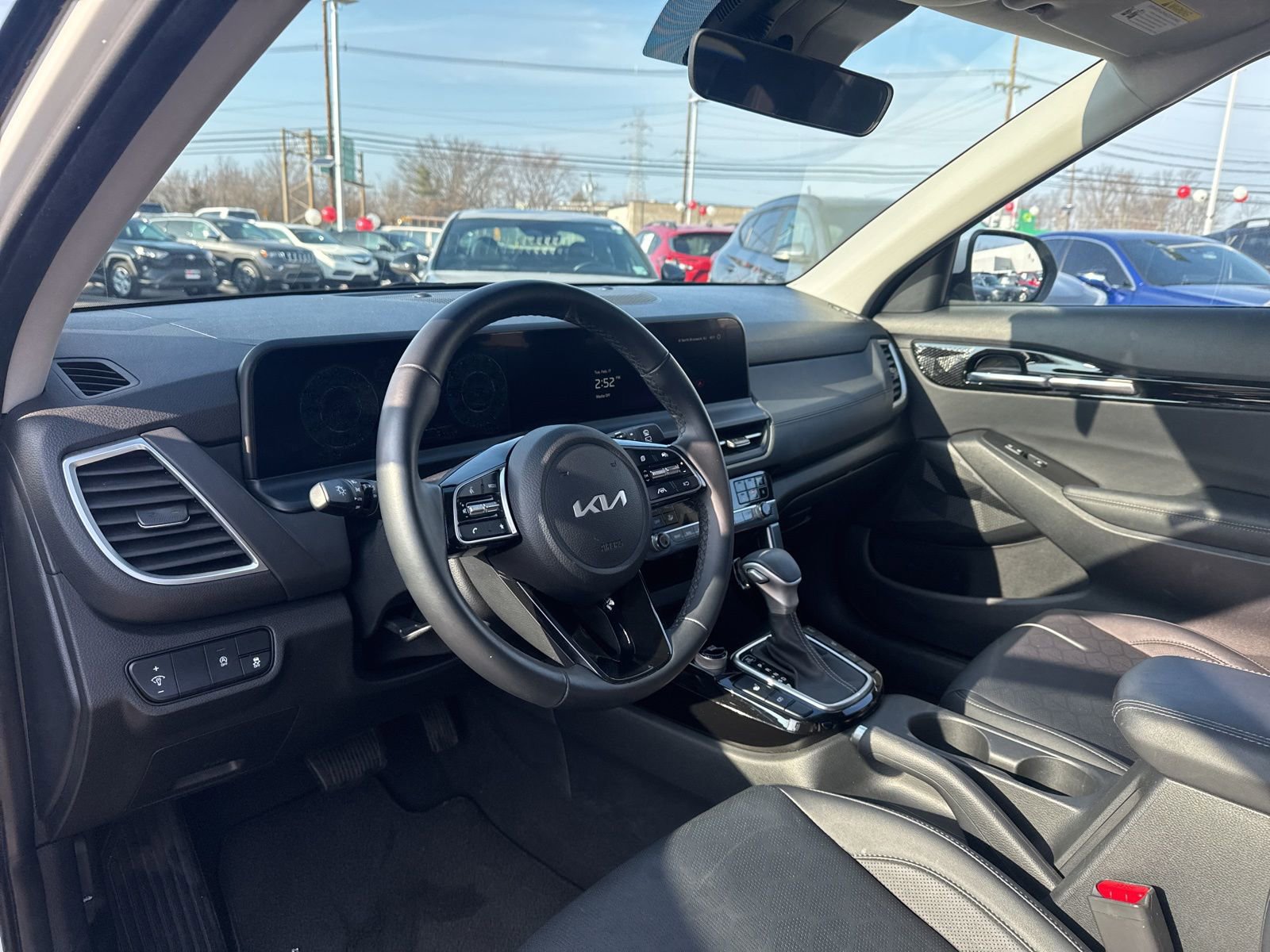 Used 2024 Kia Seltos EX image 12