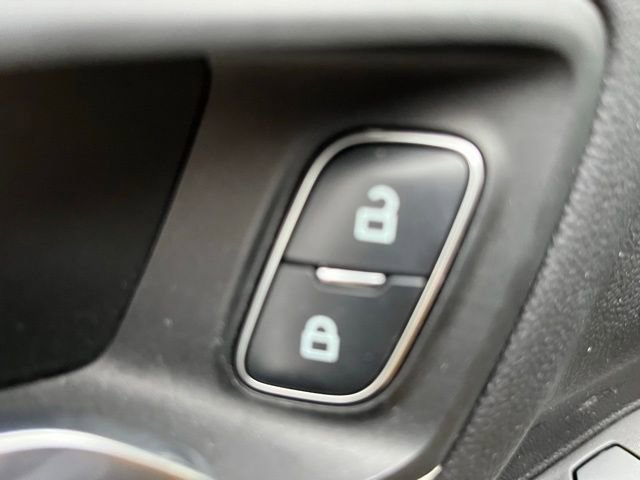 Used 2020 Ford Escape SE image 12