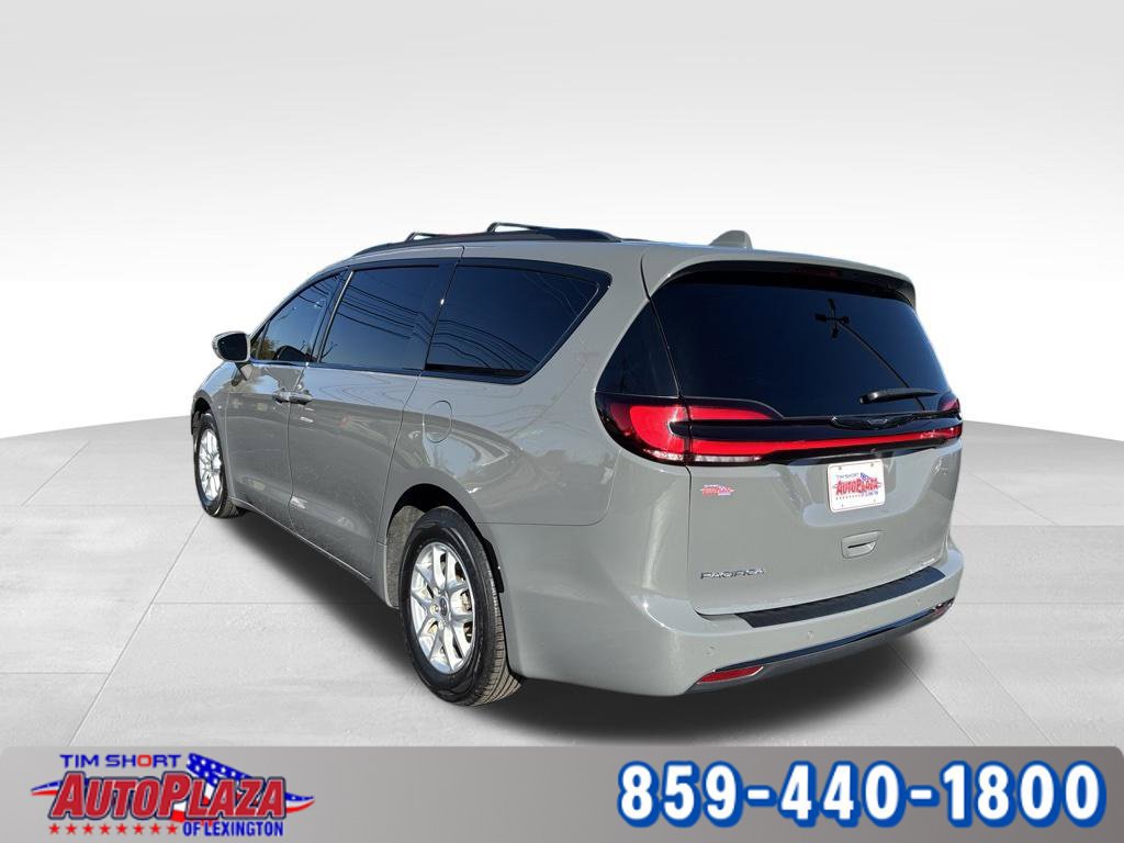 Used 2022 Chrysler Pacifica Touring-L FWD image 4