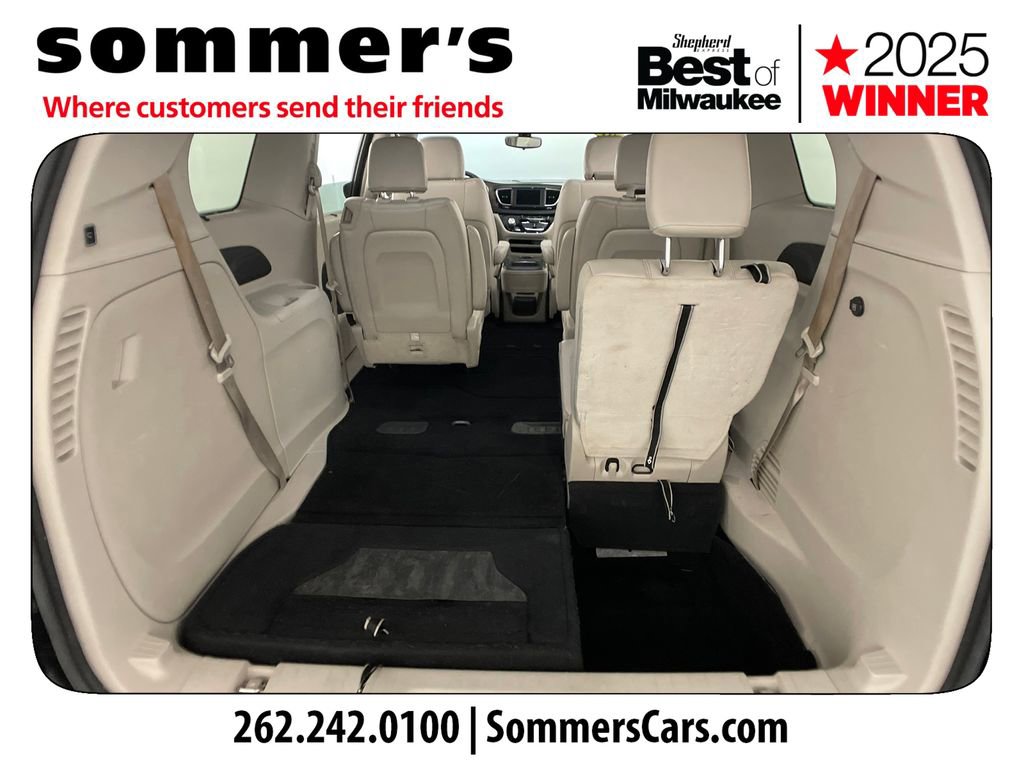 Used 2018 Chrysler Pacifica Touring-L image 26