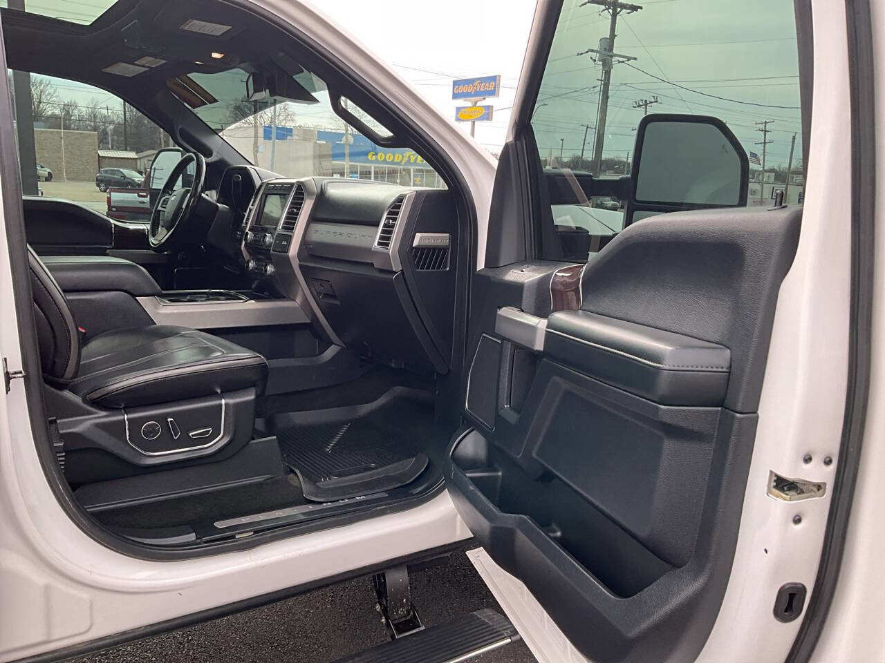 Used 2017 Ford F350 Platinum w/ Platinum Ultimate Package image 31