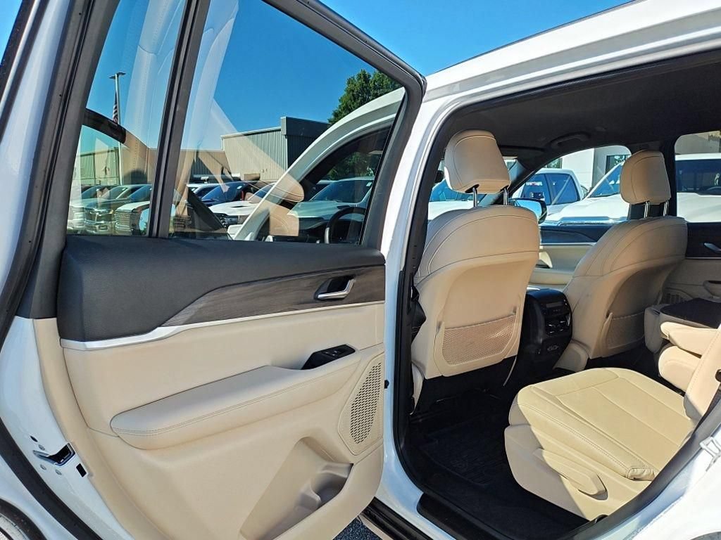 Used 2023 Jeep Grand Cherokee L Limited AWD/4WD image 28
