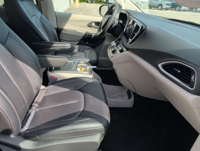 Used 2024 Chrysler Pacifica Touring-L FWD image 29