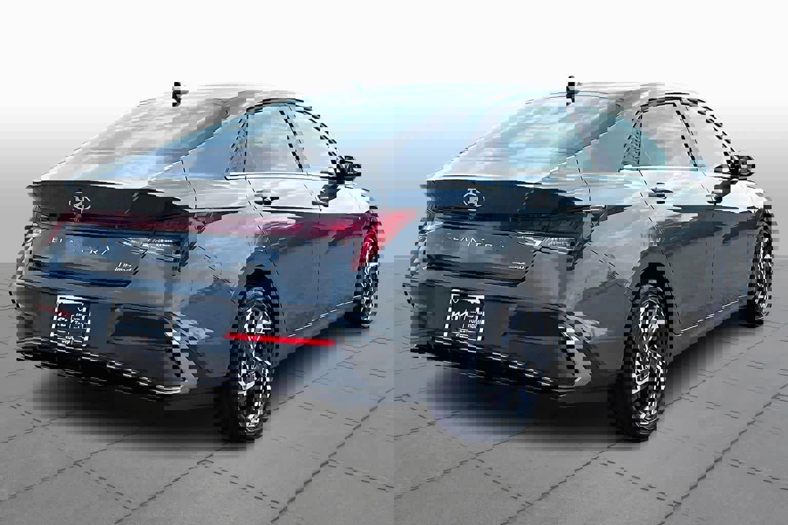 Used 2025 Hyundai Elantra Limited image 12