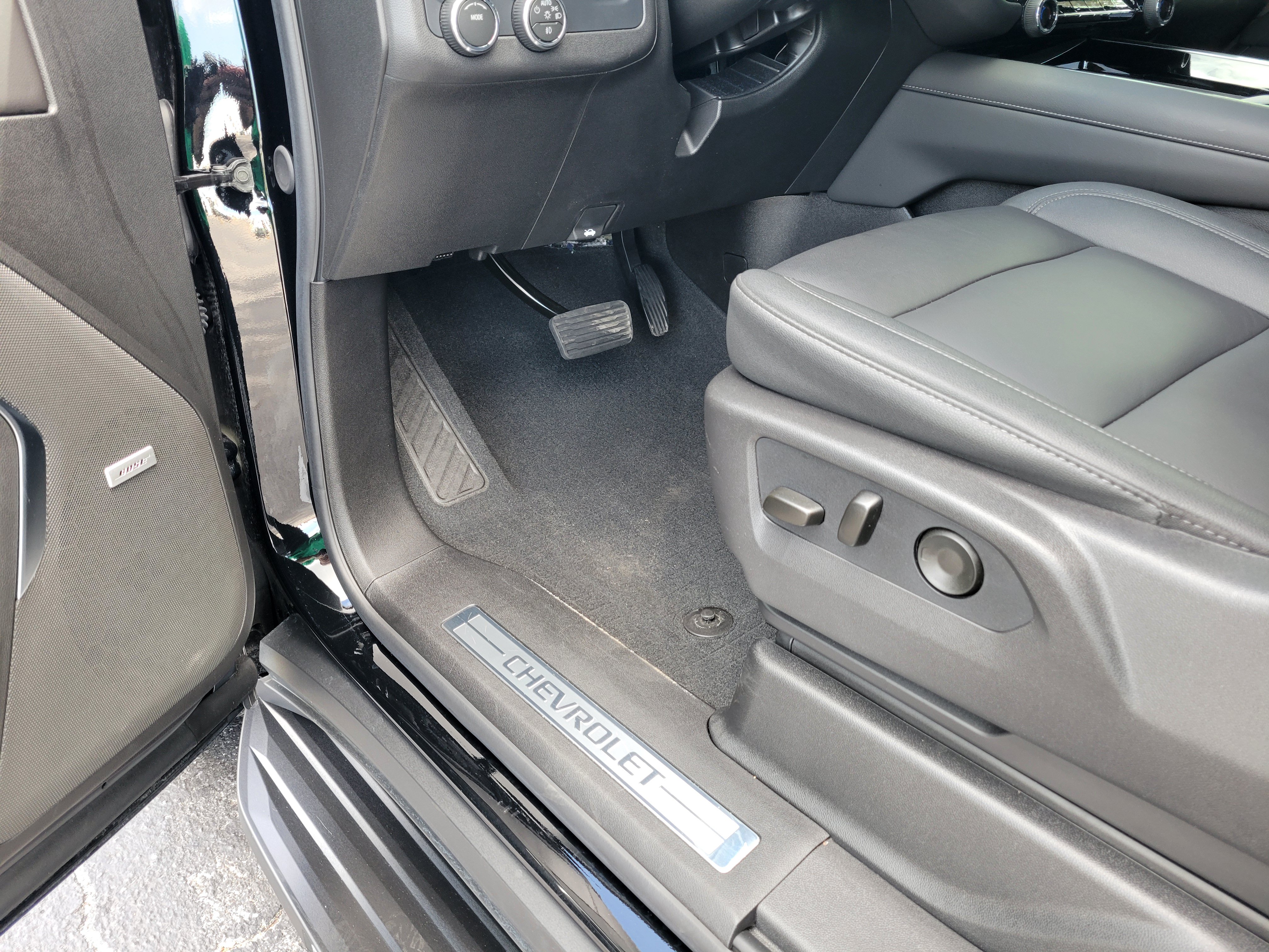 Used 2026 Chevrolet Suburban LT w/ Comfort Package RWD image 29