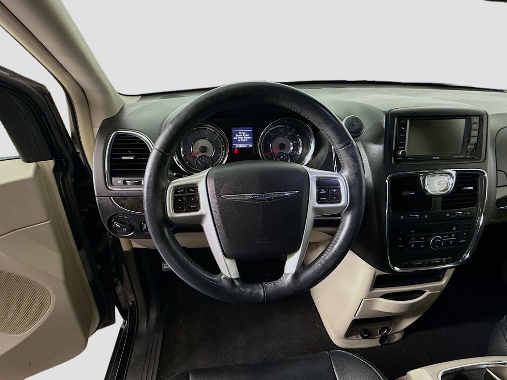 Used 2014 Chrysler Town & Country Touring-L w/ Driver Convenience Group FWD image 11