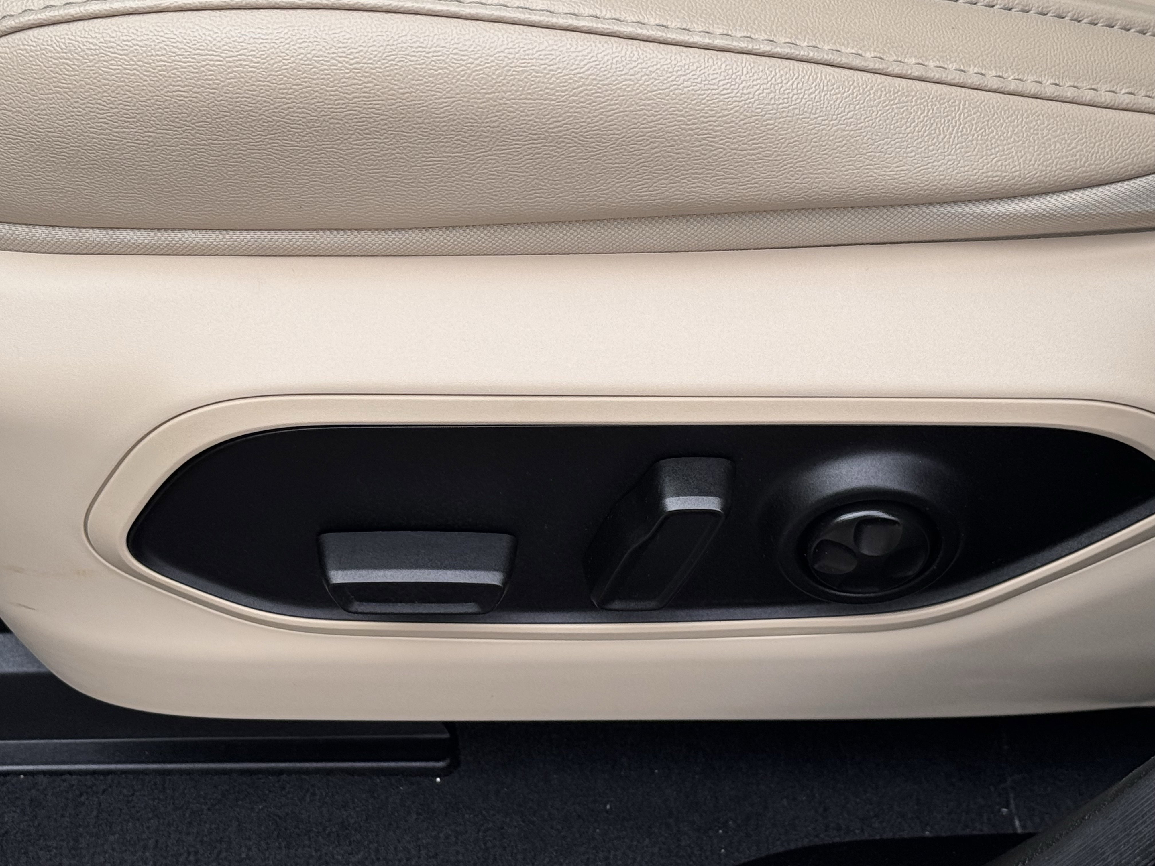 Used 2024 Jeep Grand Cherokee Limited 4xe image 17