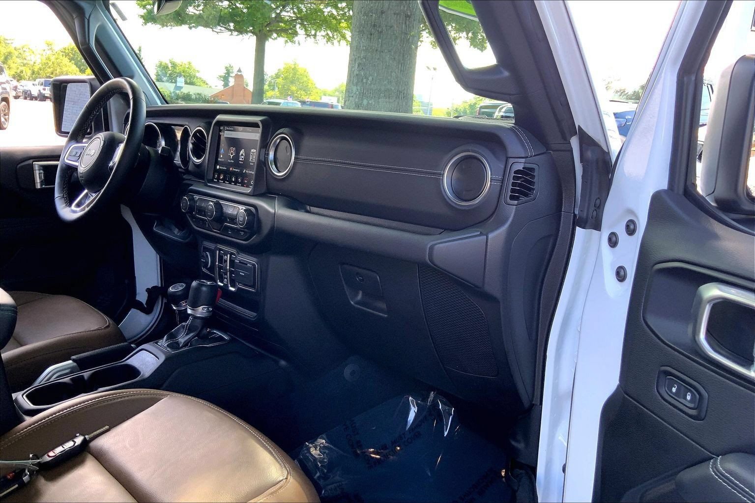 Used 2022 Jeep Wrangler Unlimited Sahara w/ Cold Weather Group AWD/4WD image 15