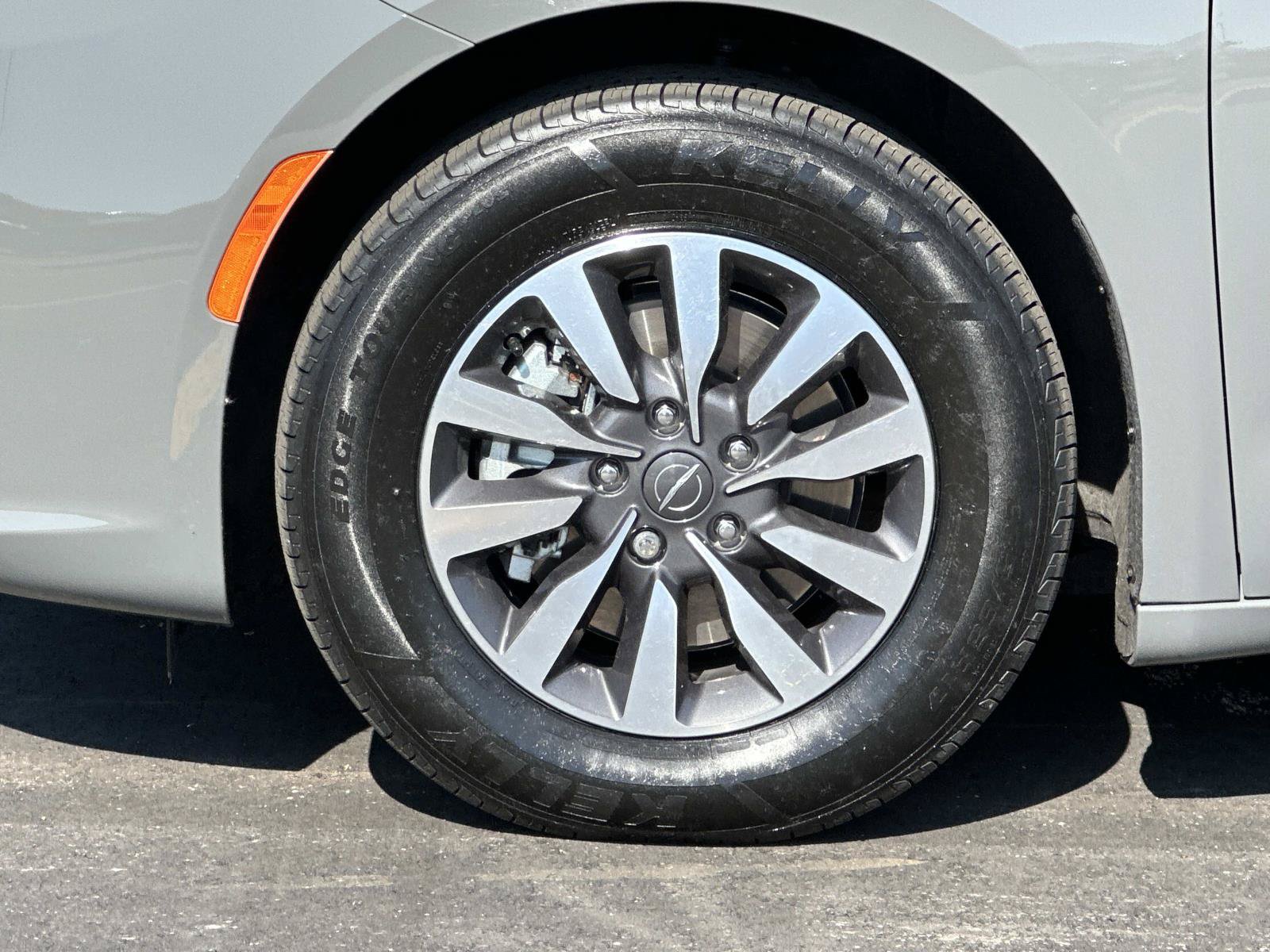 Used 2022 Chrysler Pacifica Touring-L FWD image 8