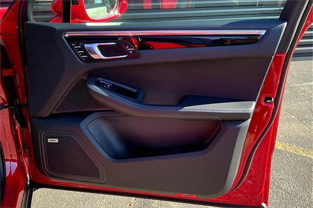 Used 2025 Porsche Macan image 42