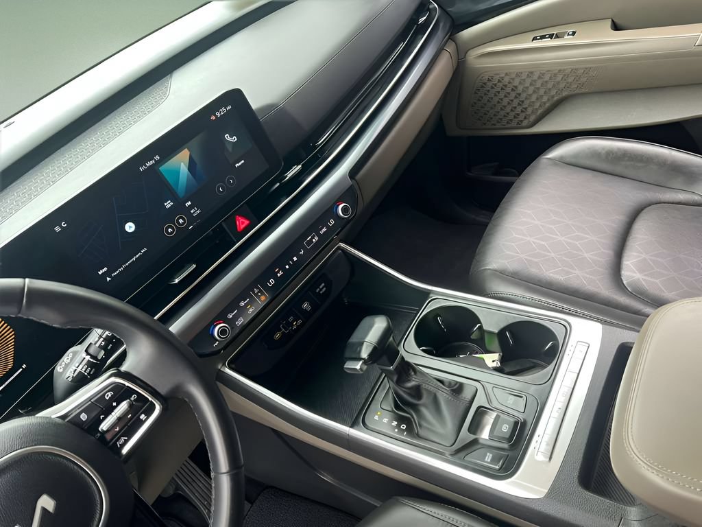 Used 2025 Kia Carnival FWD image 17