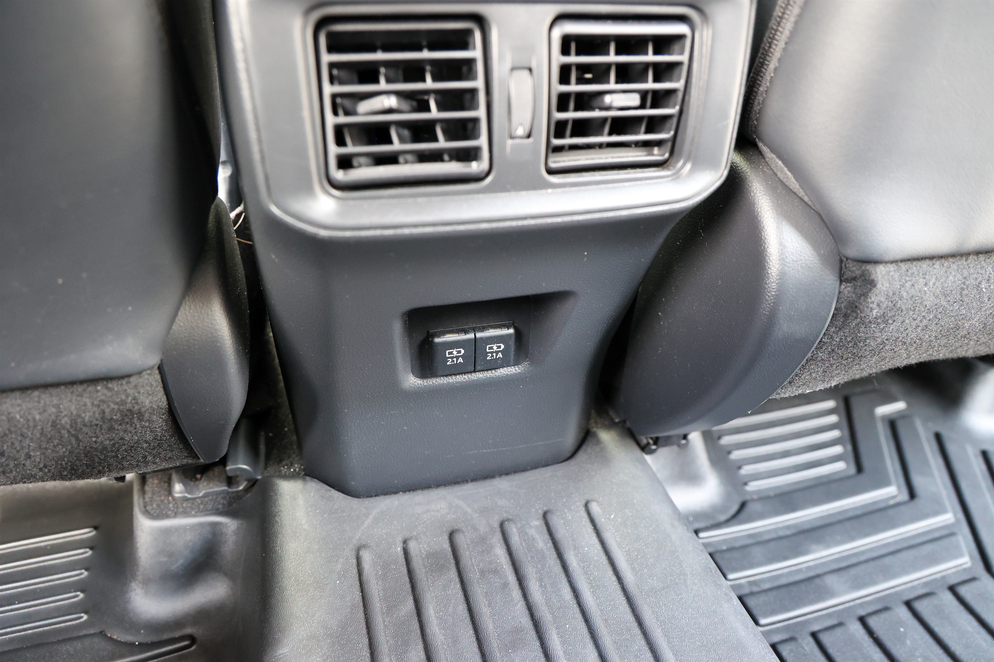Used 2020 Toyota RAV4 XLE Premium FWD image 33