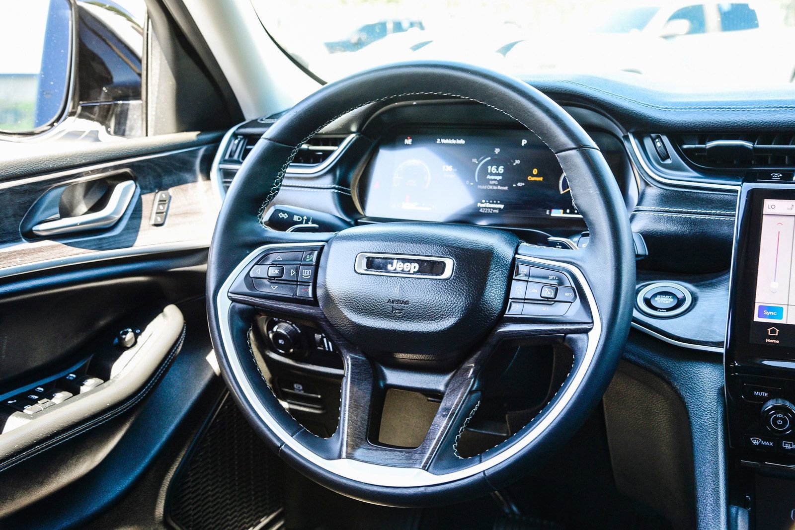 Used 2023 Jeep Grand Cherokee Limited w/ Black Appearance Package image 18