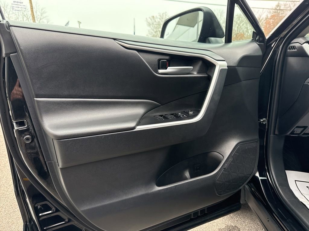 Used 2025 Toyota RAV4 XLE image 18
