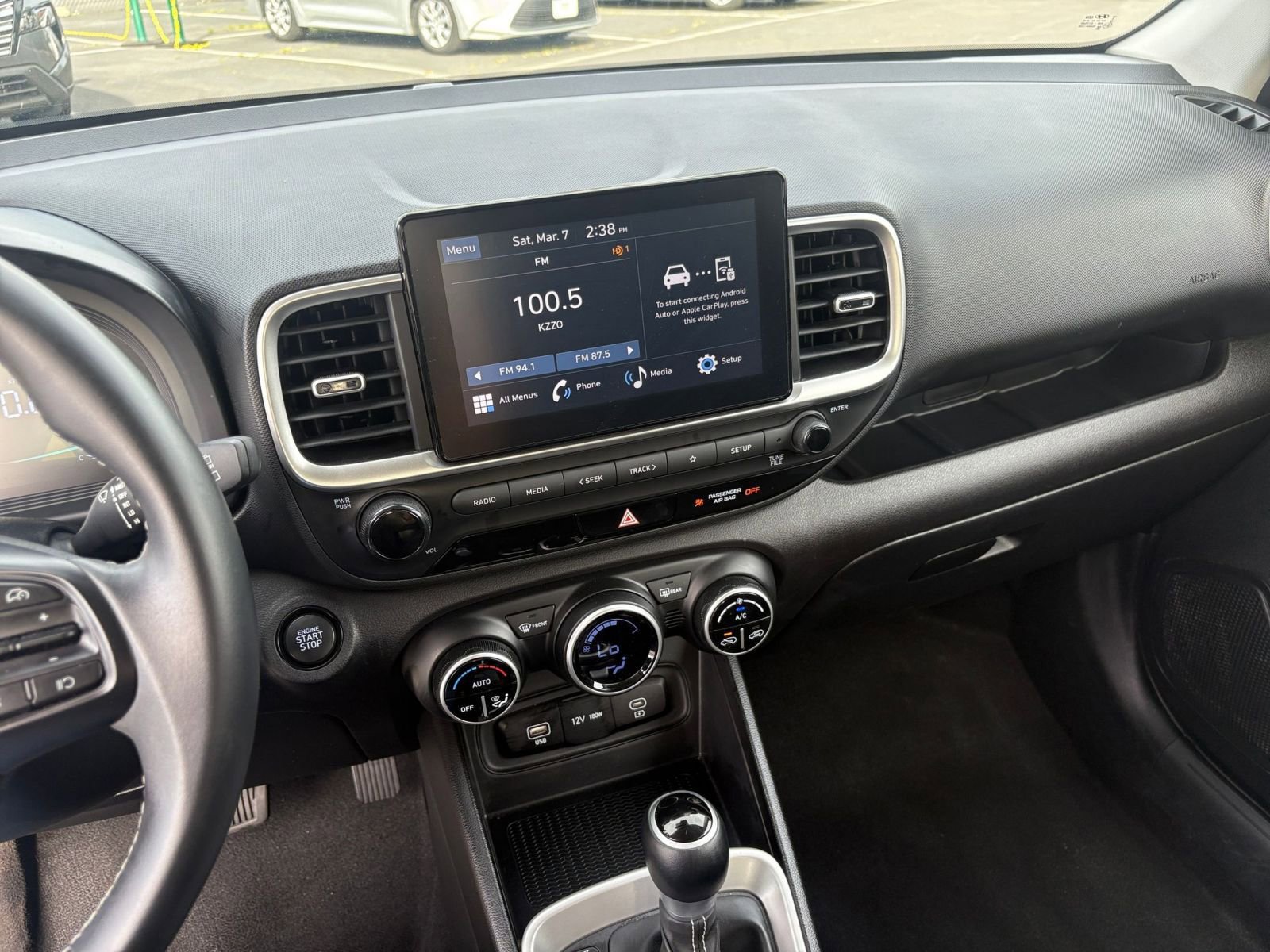 Used 2025 Hyundai Venue SEL image 17