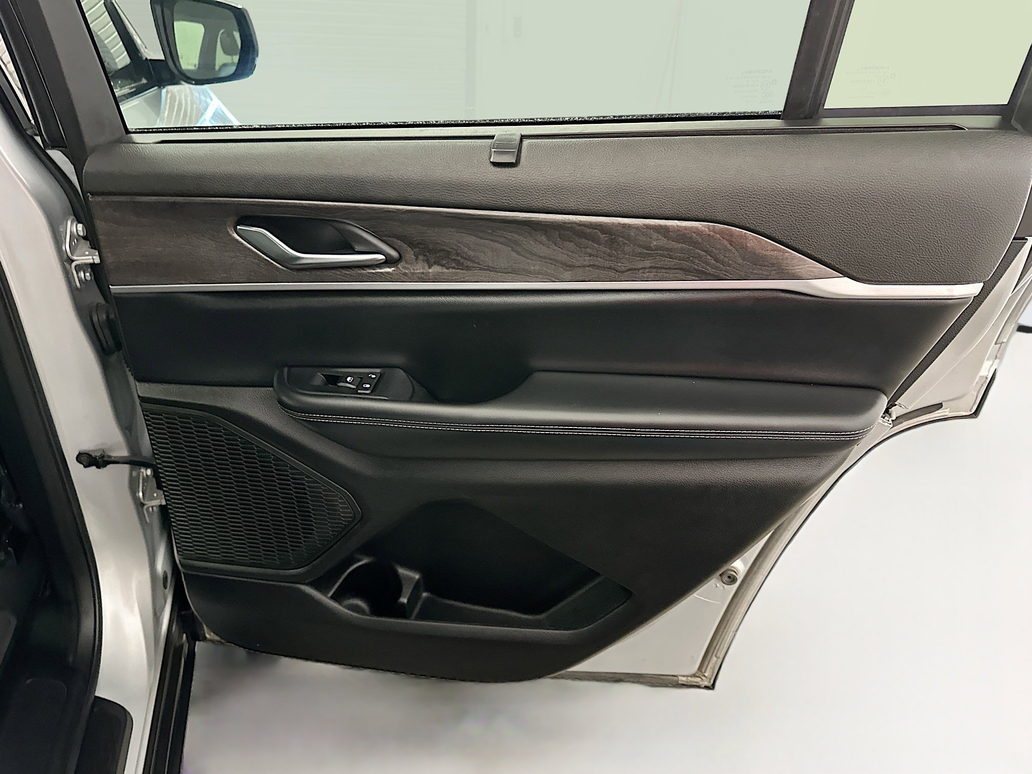 Used 2024 Jeep Grand Cherokee L Limited w/ Luxury Tech Group II image 34