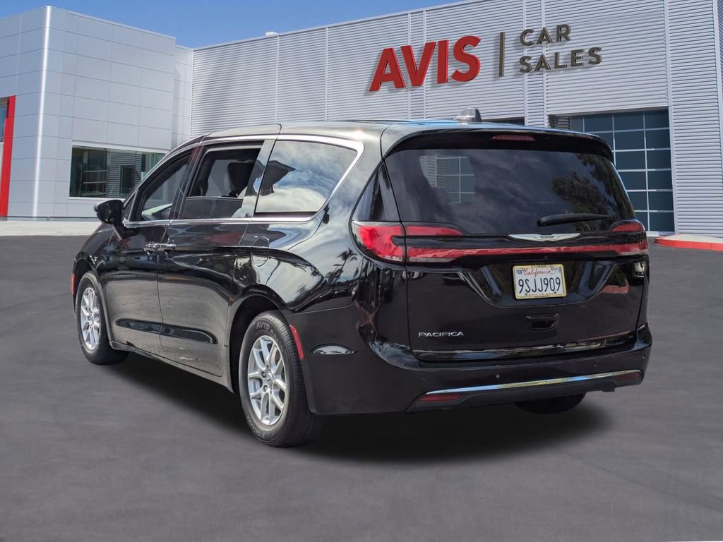Used 2025 Chrysler Pacifica Select image 9