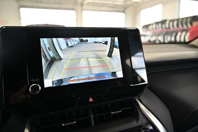 Used 2023 Toyota Venza LE image 16