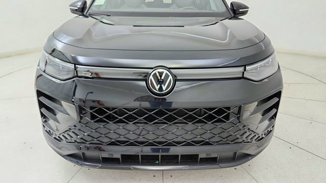 Used 2025 Volkswagen Tiguan SE R-Line image 9