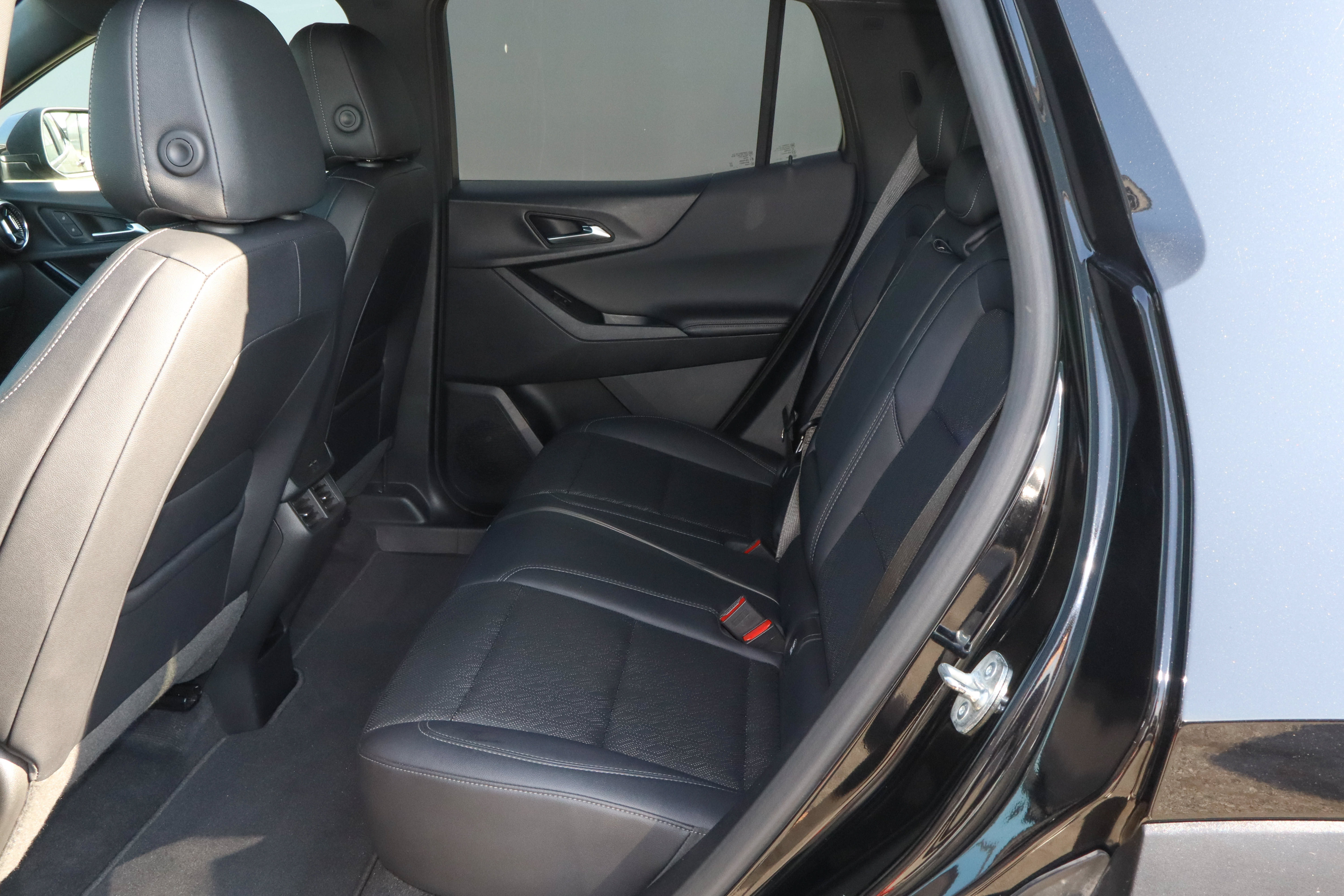 Used 2025 Chevrolet Equinox LT w/ Convenience Package II FWD image 8