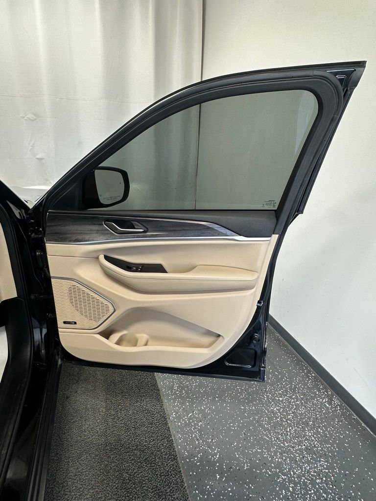 Used 2021 Jeep Grand Cherokee L Limited w/ Luxury Tech Group II image 20